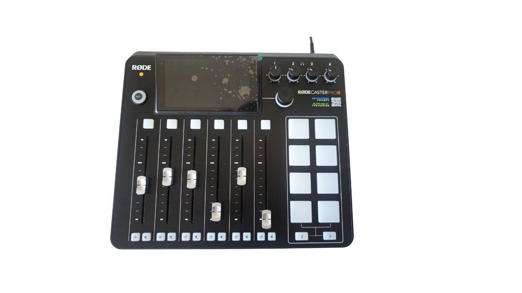 Podcast mit 4 Personen mit vier Mikrofonen und RØDECaster Pro II